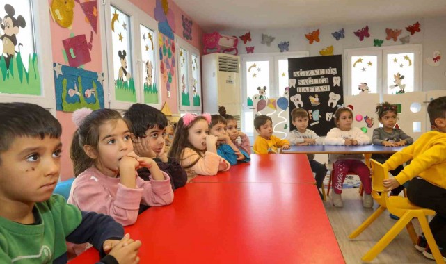 Miniklere diş sağlığı eğitimi