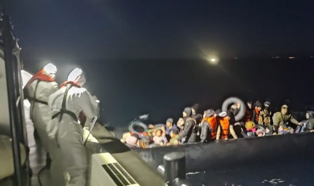 Motoru bozulan botta, 39 düzensiz göçmen yakalandı, 47 göçmen kurtarıldı