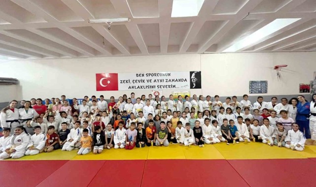 Salihli'de judocular kemer atladı