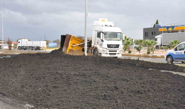 Salihli'de kimyasal atık taşıyan tır devrildi: 1 yaralı