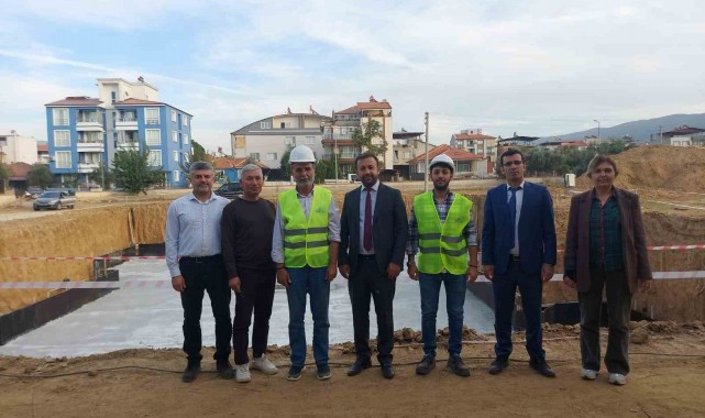 Sarıgöl'de yapımı devam eden 6 okulda inceleme