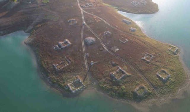 Sular çekildi eski köy ortaya çıktı