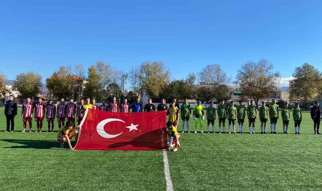Amatör maçta şehitlere saygı, hakemlere çiçekli karşılama