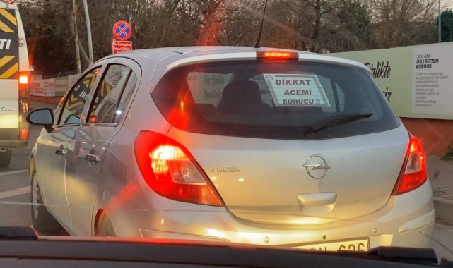 Aracının arka camına "dikkat acemi sürücü" yazarak seyreden sürücü kamerada