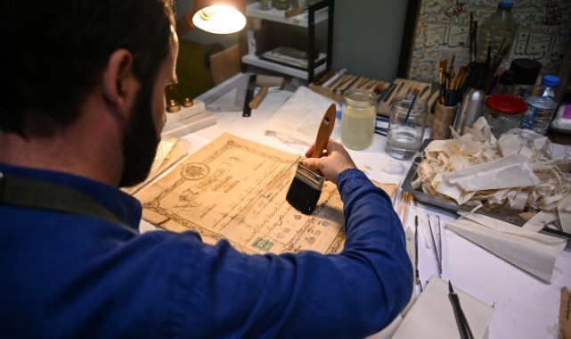 Atölyesinde eski belge ve kitapları onarıp yeniliyor!