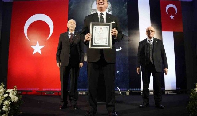 Beşiktaş'ta Başkan Hasan Arat ve yönetim kurulu, mazbatalarını aldı