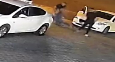 Bir kadının, zorla otomobile bindirilerek kaçırıldığı anlar güvenlik kamerasında!