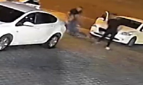 Bir kadının, zorla otomobile bindirilerek kaçırıldığı anlar güvenlik kamerasında!