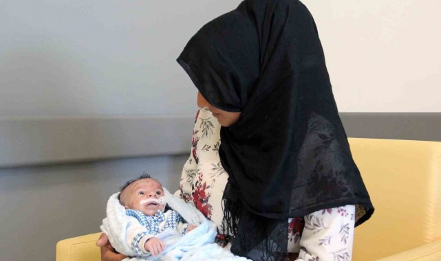 Doğuştan yemek borusu ve makatı kapalı olan bebek yaşama tutundu