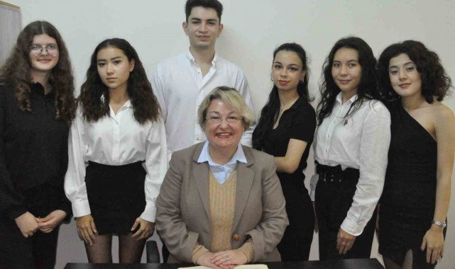 Egeli genç iletişimcilerden "İletişim Serüveni" projesi