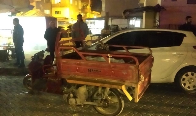 Elektrikli bisiklet, iki otomobile çarptı: 2 yaralı
