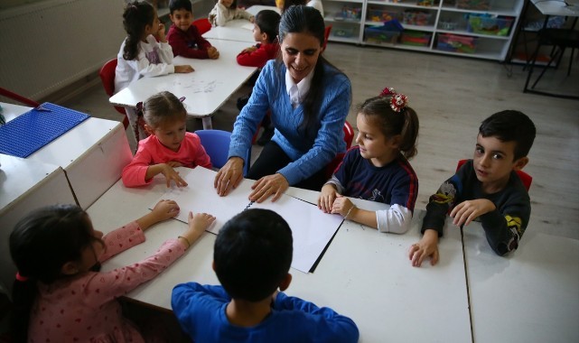 Görme engelli Burcu öğretmen zorlukları aşarak hayalindeki mesleğe ulaştı