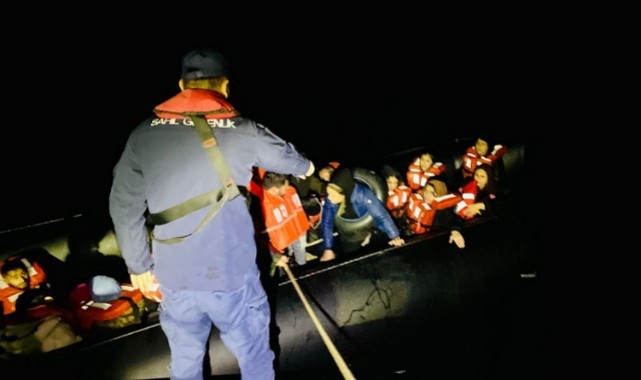 İzmir açıklarında 28 düzensiz göçmen yakalandı