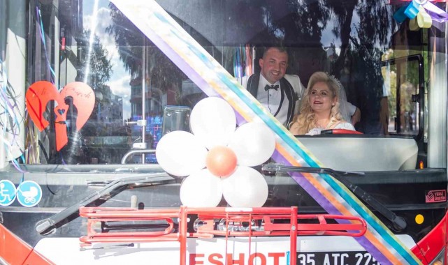 İzmir'de yolcu otobüsü gelin arabası oldu
