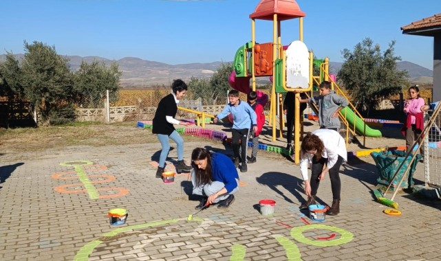 Manisa'da geleneksel çocuk oyunları okul bahçesinde yaşatılıyor