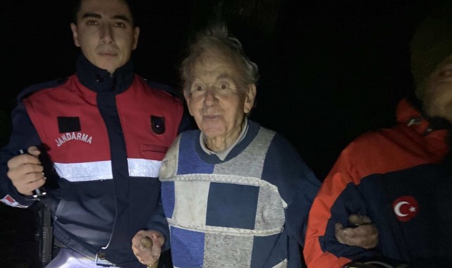 Mantar toplamak için gittiği ormanda kaybolmuştu,ailesine teslim edildi