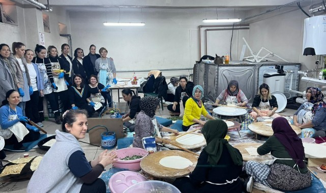 Salihli’de anneler okulları İçin hamur açıp, gözleme yaptılar
