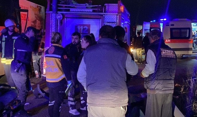 Servis minibüsü, TIR'a arkadan çarptı: 12 yaralı