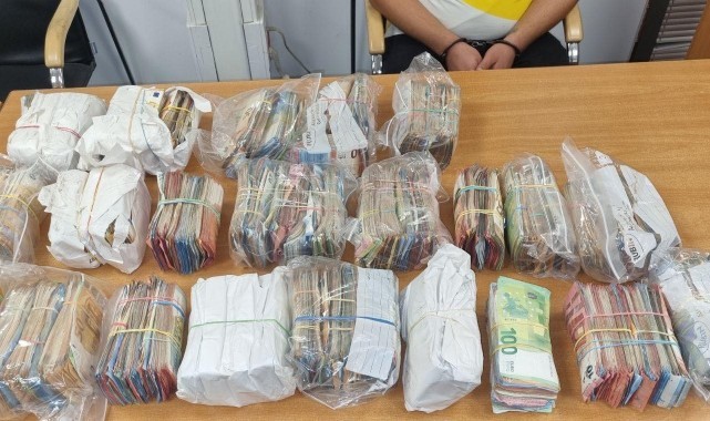 Türkiye'ye giriş yapmak isteyen araçlarda beyan edilmeyen 15 milyon euro ele geçirildi