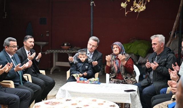 Vali Ünlü Kırkağaç'ta kamu hizmetlerini inceledi, şehit ailelerini ziyaret etti