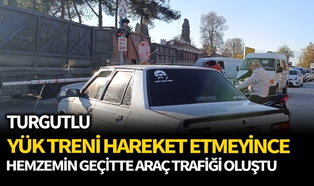 Yük treni hareketsiz kalınca hemzemin geçitte uzun araç trafiği oluştu