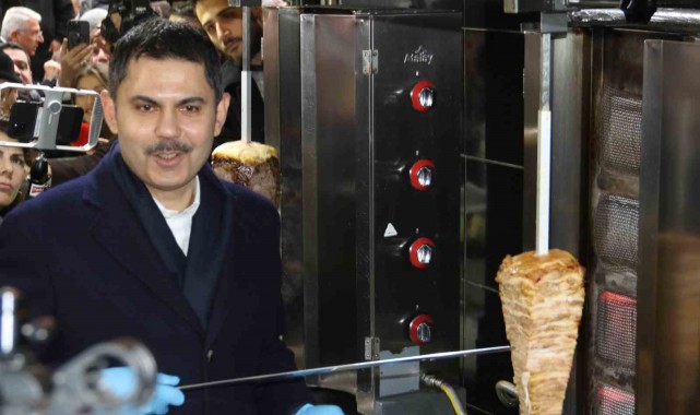 AK Parti İBB Başkan Adayı Murat Kurum, döner kesip gazetecilere ikram etti