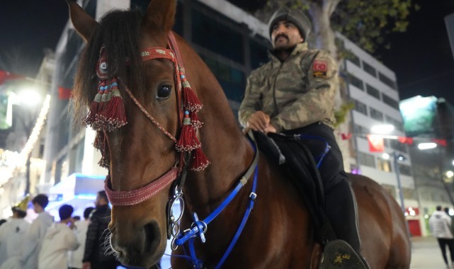'At Türk'ün kanadıdır' diyerek yeni yıla at üstünde girdi