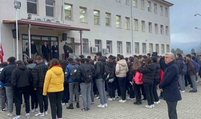 Bayrak töreninde şehitler için saygı duruşu