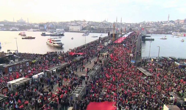Binler Galata Köprüsüne akın etti