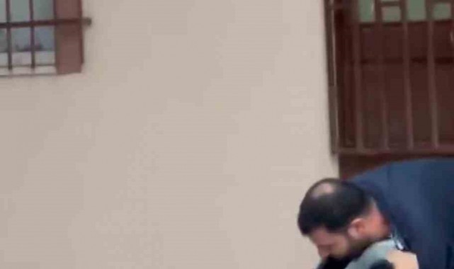 Büyü yapıldığını iddia ederek kendini yerden yere attı