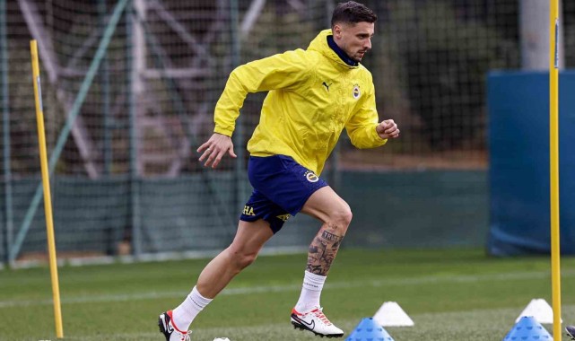 Fenerbahçe'de Rade Krunic, takımla ilk antrenmanına çıktı