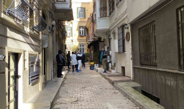 Galata'da şüpheli ölüm: Norveçli turist ölü bulundu, Yunan turist hastanede