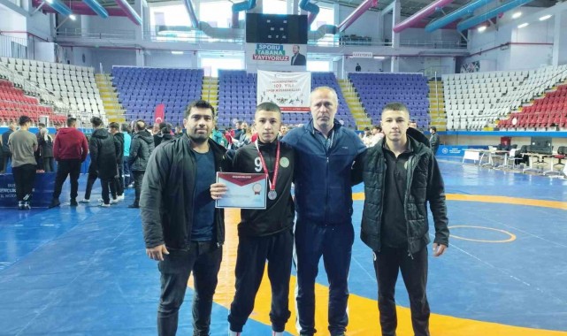 İki güreşçi Türkiye Şampiyonasında Manisa'yı temsil edecek