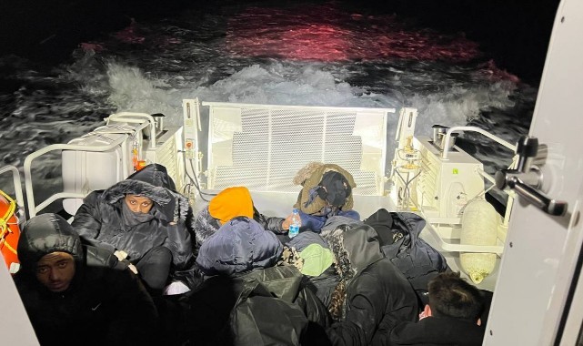 İzmir açıklarında can pazarı:69 düzensiz göçmen kurtarıldı