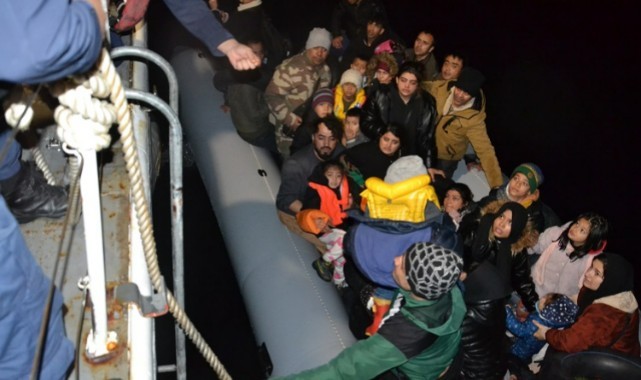 İzmir'de can pazarı:104 düzensiz göçmen kurtarıldı, 82 göçmen yakalandı