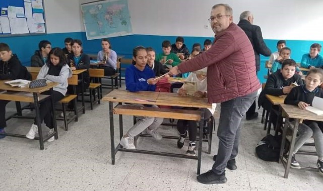 İzmir Sarıgöllüler Derneği'nden okula kitap bağışı