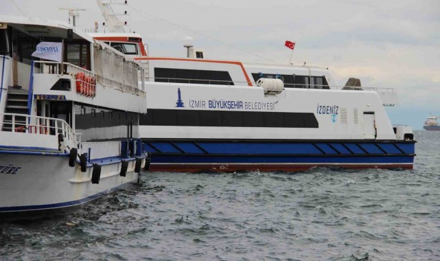 İzmir'de deniz ulaşımına fırtına engeli