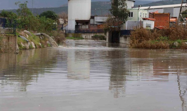 İzmir'de sağanak ve fırtına: Yollar göle döndü, şemsiyeler uçtu