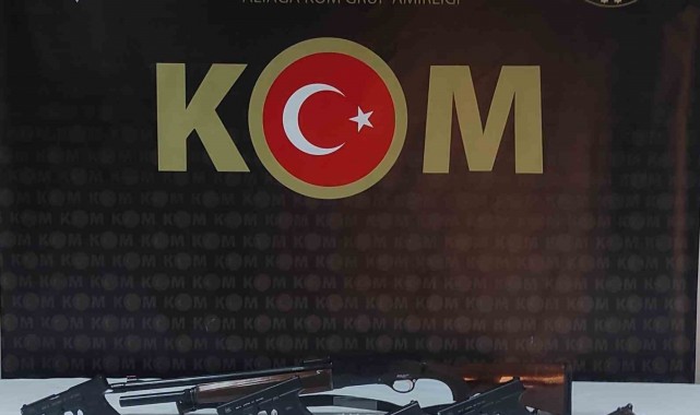 İzmir'de silah tacirinin evine polis baskını