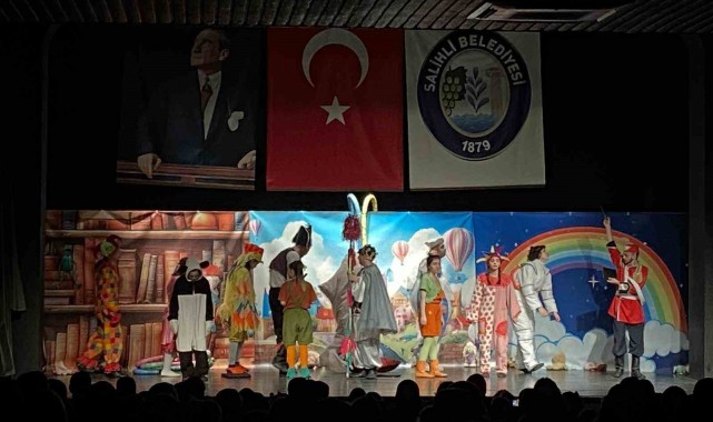 Manisa Büyükşehir'den ilçedeki çocuklara karne hediyesi