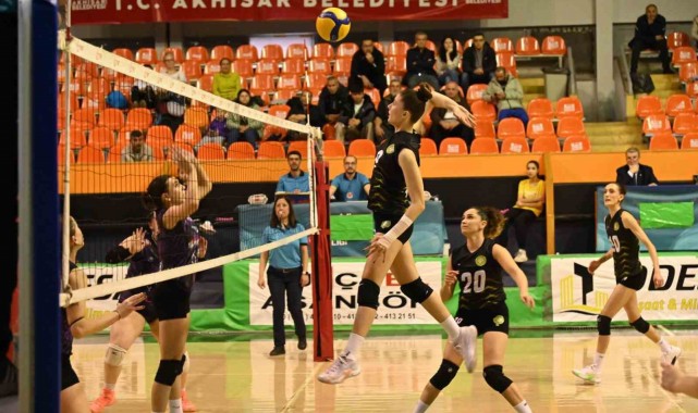 Manisa Büyükşehir'in sultanları yeni yıla galibiyetle başladı: 3-0
