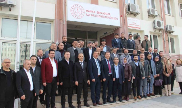 Manisa'da alkışlarla görevine geri döndü