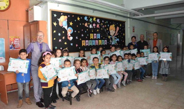 Manisa'da minikler İlk karne heyecanını yaşadılar!