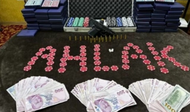 Ruhsatsız iş yerine kumar baskını:13 kişiye binlerce para cezası!