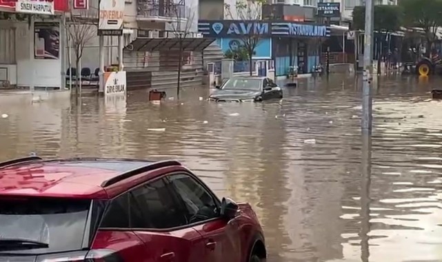 Sağanağın vurduğu İzmir'de okullar yarım gün tatil edildi