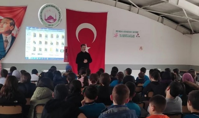 Sokak hayvanlarına dikkat çekmek için ücretsiz seminerler veriyor