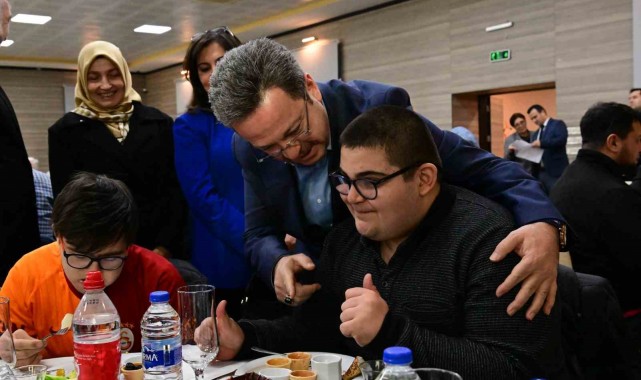 Vali Ünlü ve eşi, özel bireyler ile buluştu