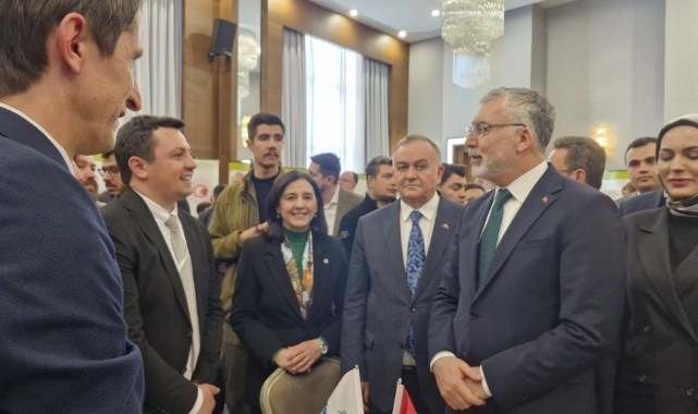 Bakan Işıkhan ve Başkan Ergün Seramiksan Standını Ziyaret Etti