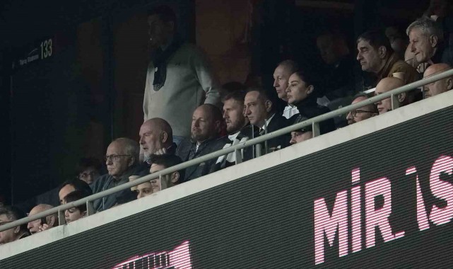 Beşiktaş'ın yeni transferi Joe Worrall, Trabzonspor maçını tribünden takip etti