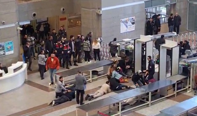 Çağlayan Adliyesi C Kapısı önünde silah sesleri yükseldi. Silah seslerini duyanlar panikle yere yattı.